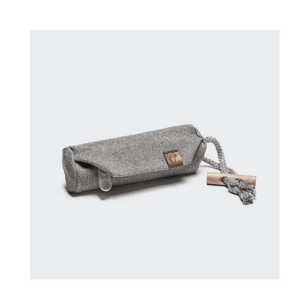 Сива тренировъчна торбичка за лакомства от органичен памук с дървена дръжка за обучение на кучета.