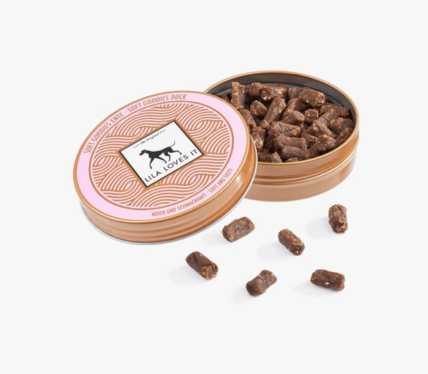 Меки лакомства с патешко месо Lila Loves It в кутия, идеални за кучета и обучение.